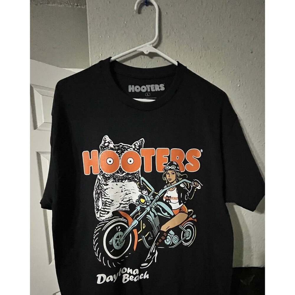 Vintage Hooters Large Daytona Beach Motorcycle Chick Y2K Grunge Graphic T-Shirt